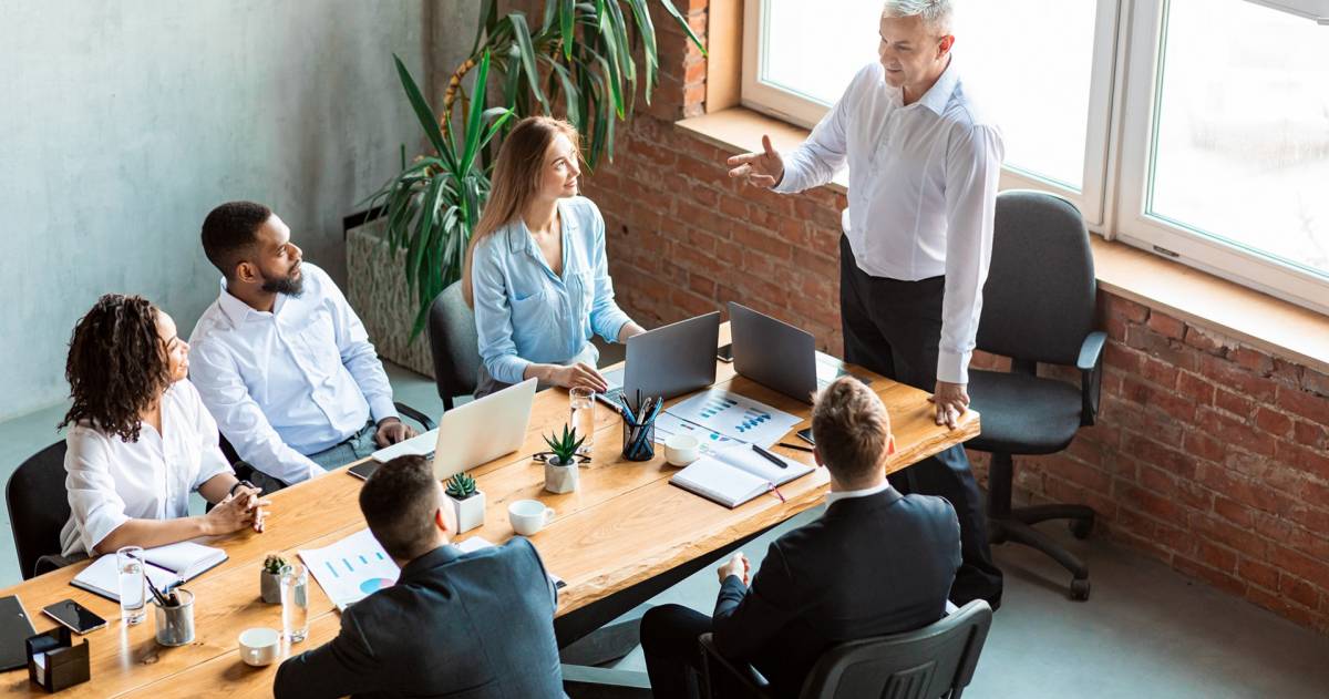 Werkgever geeft speech aan medewerkers in het kantoor tijdens bespreking